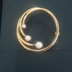 Elegant Gold and Pearl Brooch